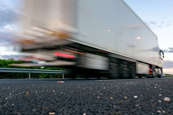 Lkw Fährt Mit Hoher Geschwindigkeit Auf Autobahn — Stockfoto