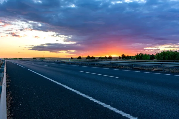 Empty Highway Vehicles Dramatic Sunset Sky — Stock Photo, Image