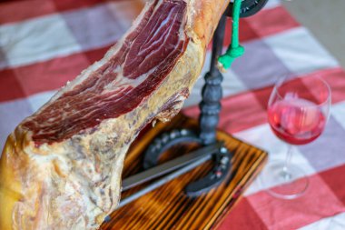 At nalı ve bir bardak gül şarabından yapılmış bir desteğe Serrano budu.