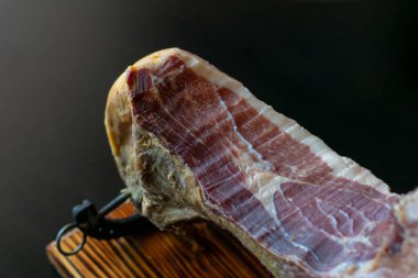 Serrano jambonu at nalından yapılma.