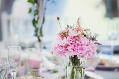 düğün günü güzel çiçekler ile 