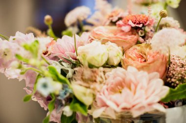 düğün günü güzel çiçekler ile 