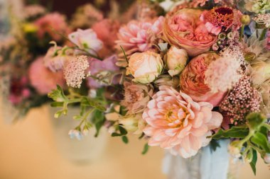 düğün günü güzel çiçekler ile 