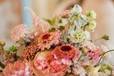 düğün günü güzel çiçekler ile 