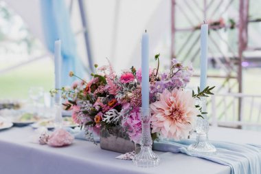 düğün günü güzel çiçekler ile