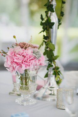 güzel şeyler ve çiçeklerle düğün günü