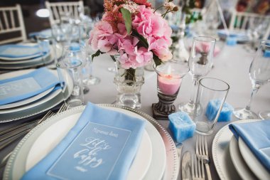 güzel şeyler ve çiçeklerle düğün günü