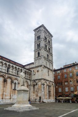 Başmelek Michael 'ın heykeli ve San Miche Bazilikası.