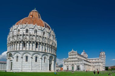 Pisa Katedrali ve Eğik Pisa Kulesi ile Vaftizhane