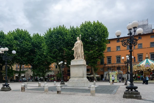 Napolyon Meydanı ve Lucca 'da Bourbon' lu Marie Louise 'in heykeli