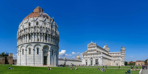 Pisa Katedrali ve Eğik Pisa Kulesi ile Vaftizhane — Stok fotoğraf