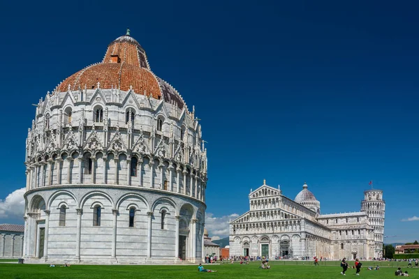 Pisa Katedrali ve Eğik Pisa Kulesi ile Vaftizhane — Stok fotoğraf