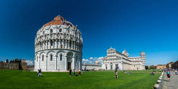 Pisa Katedrali ve Eğik Pisa Kulesi ile Vaftizhane — Stok fotoğraf