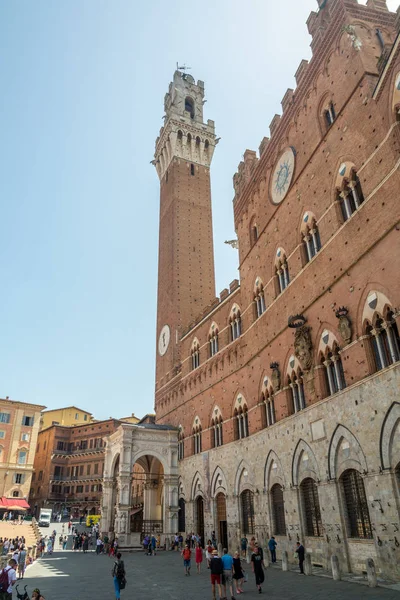 Campo square and the Campanile, Torre del Mangia in Siena — Stock Photo, Image