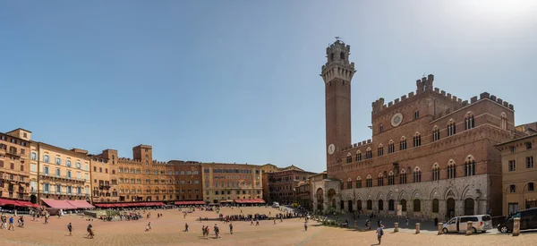 Campo Meydanı ve Campanile, Siena 'daki Torre del Mangia.