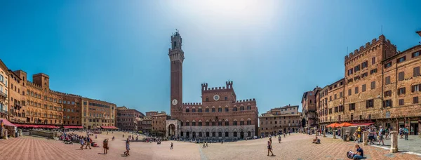 Campo Meydanı ve Campanile, Siena 'daki Torre del Mangia.