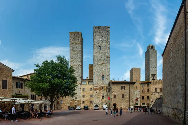 Piazza del Erbe ve San Gimignano 'daki kuleler