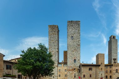 Piazza del Erbe ve San Gimignano 'daki kuleler