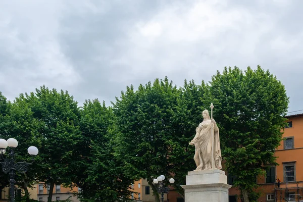 Napolyon Meydanı ve Lucca 'da Bourbon' lu Marie Louise 'in heykeli
