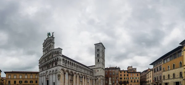 O basílico de San Michele em Foro em Lucca — Fotografia de Stock