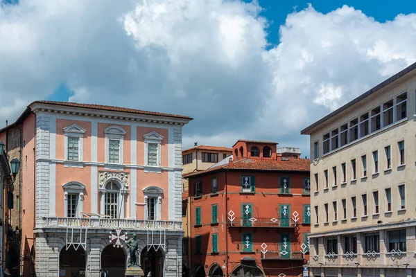 Praça 20 de setembro e a estátua de Garibaldi em Pisa — Fotografia de Stock