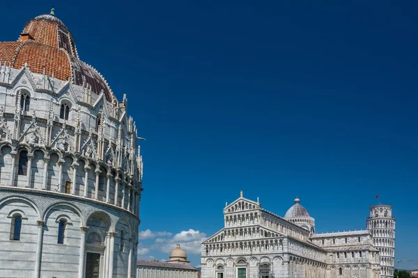 Pisa Katedrali ve Eğik Pisa Kulesi ile Vaftizhane — Stok fotoğraf