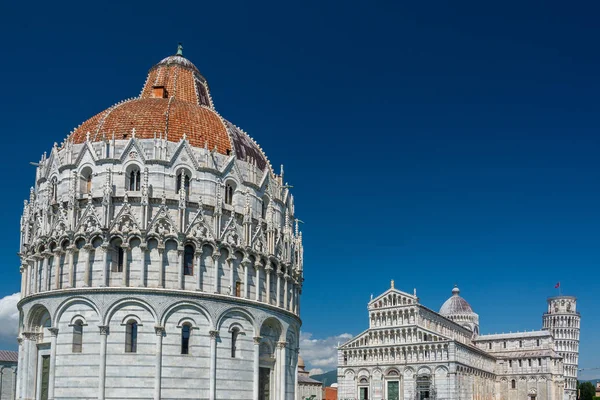 Pisa Katedrali ve Eğik Pisa Kulesi ile Vaftizhane — Stok fotoğraf