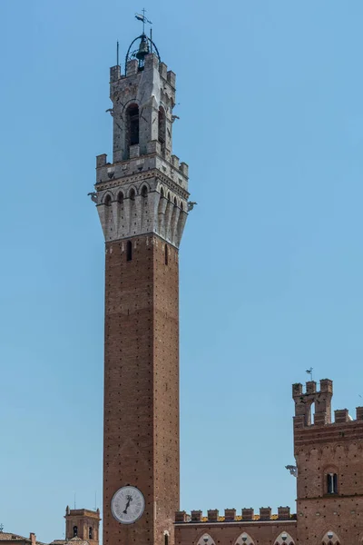 Campo Meydanı ve Campanile, Siena 'daki Torre del Mangia.