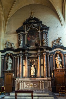 Bruges, Belçika 'daki Meryem Ana Kilisesi' nin içinde.