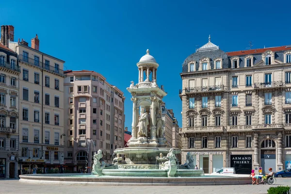 Jacobins Meydanı ve güzel Çeşme şehirde Lyon, Fransa