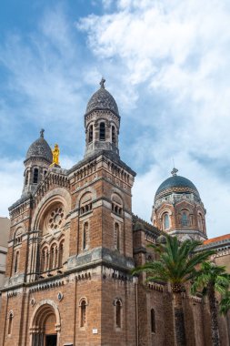 Notre-Dame de la Victoire Bazilikası 19. yüzyılın sonunda Pierre Auble tarafından inşa edilmiştir. Bina Roma-Bizans tarzında inşa edildi..