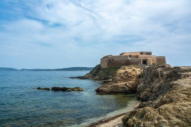 Giens 'in güney ucunda yer alan La Tour Fondue, Giens ve Porquerolles arasındaki geçitleri izlemesine izin verdi..