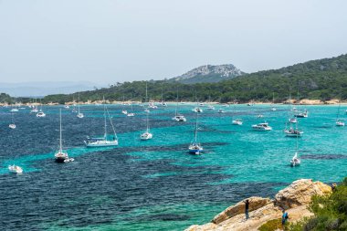 Porquerolles, Fransa - 10 Haziran 2019: Fransa 'nın en güzel adalarından biri olan Porquerolles' deki Courtade plajındaki insanlar
