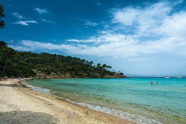 Porquerolles, Fransa - 10 Haziran 2019: Fransa 'nın en güzel adalarından biri olan Porquerolles' deki Notre Dame sahilindeki insanlar