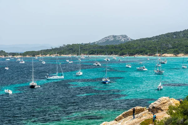 Porquerolles, Fransa - 10 Haziran 2019: Fransa 'nın en güzel adalarından biri olan Porquerolles' deki Courtade plajındaki insanlar