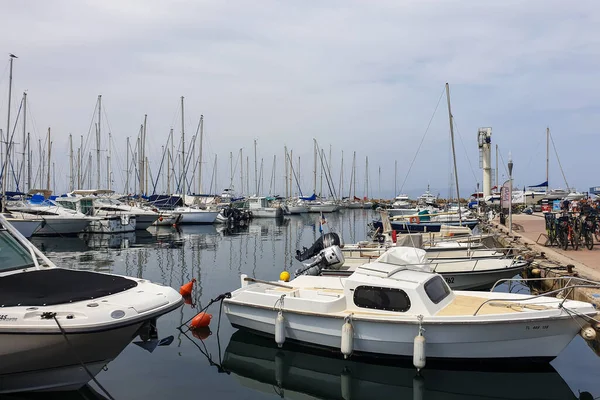 Porquerolles Frankrijk Juni 2019 Boten Mensen Haven Van Porquerolles Een — Stockfoto