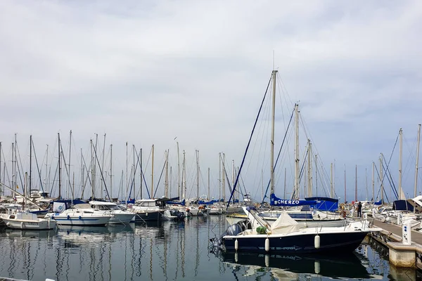 フランスのPorquerolles 6月10 2019 フランスで最も美しい島の1つであるPorquerollesの港のボートと人々 — ストック写真