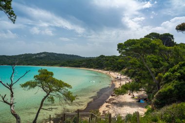 Porquerolles, Fransa - 10 Haziran 2019: Fransa 'nın en güzel adalarından biri olan Porquerolles' deki Notre Dame sahilindeki insanlar