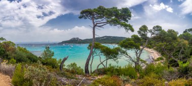 Porquerolles, Fransa - 10 Haziran 2019: Fransa 'nın en güzel adalarından biri olan Porquerolles' deki Notre Dame sahilindeki insanlar