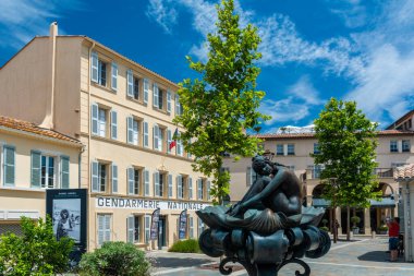 Saint-Tropez, Fransa - 11 Haziran 2019: Saint-Tropez Jandarma ve Sinema Müzesi. Şehirdeki en çok ziyaret edilen yerlerden biri..