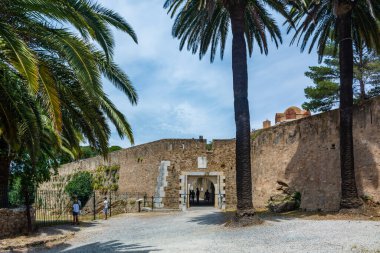 Saint-Tropez, Fransa - 11 Haziran 2019: St Tropez 'deki Kale' yi ziyaret eden turistler, muhteşem bir mimari eseri ve ötesinde kasaba ve körfez manzarası sunuyor..