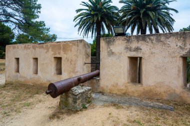 Saint-Tropez, Fransa - 11 Haziran 2019: St Tropez 'deki Hisar, muhteşem bir mimari eser ve şehir ve körfez manzarası sunuyor..