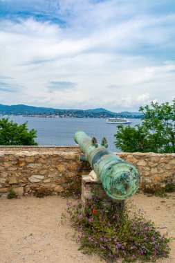 Saint-Tropez, Fransa - 11 Haziran 2019: St Tropez 'deki Kale' yi ziyaret eden turistler, muhteşem bir mimari eseri ve ötesinde kasaba ve körfez manzarası sunuyor..