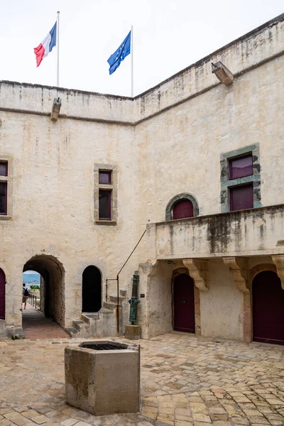 Saint-Tropez, Fransa - 11 Haziran 2019: St Tropez 'deki Kale' yi ziyaret eden turistler, muhteşem bir mimari eseri ve ötesinde kasaba ve körfez manzarası sunuyor..