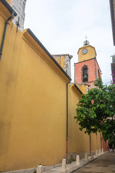 Saint-Tropez, Fransa - 11 Haziran 2019: Köyün merkezindeki kilisenin çan kulesi.
