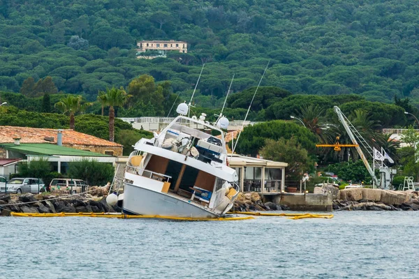 Saint-Tropez 'de bir batık tekne.