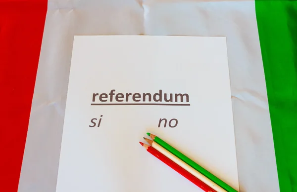 Onların oy üzerinde bir referandum için kart İtalya'da düzenlenen Telifsiz Stok Fotoğraflar
