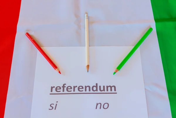 Roma, İtalya-4 Aralık. Onların oy üzerinde bir referandum için kart üzerinde 4 Aralık 2016 İtalya'düzenlendi.. 