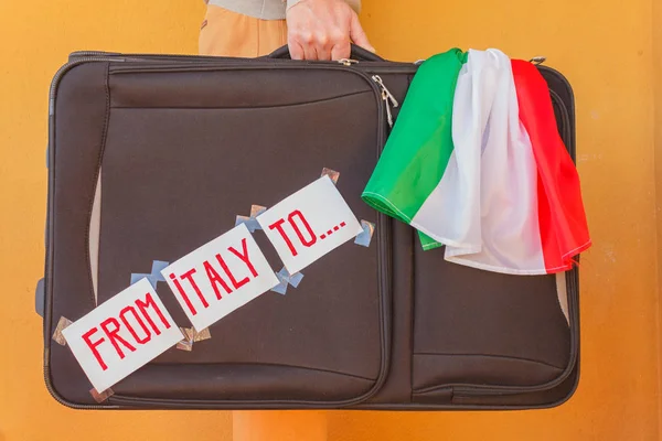 A person has a suitcase in hand to emigrate from Italy — Stock Photo, Image