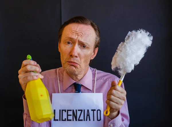 ateş, onun boynuna işareti ile üzgün bir adam tutar deterge